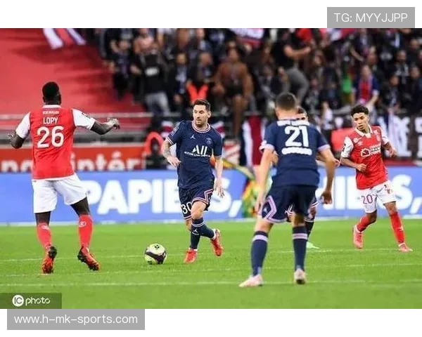 法甲里昂边路突破拉开布局，禁区威胁倍增